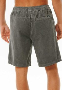 Grijze corduroy shorts met elastische tailleband, achterzak en ribbeltextuur. De zoom eindigt net boven de knie en is ontworpen voor casual draagstijl.