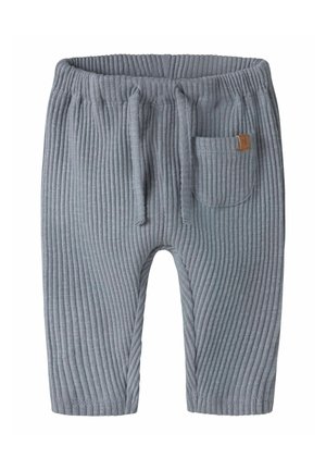 Grijze geribbelde broek met een elastische tailleband, een koord en een klein zakje. De stof heeft een zachte textuur en een verticale streepjespatroon.