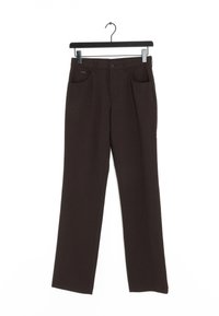 Pantaloni marroni a gamba dritta con una superficie di tessuto liscia, due tasche anteriori e chiusura con bottone, appesi a una gruccia nera.