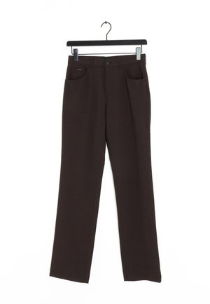Pantalon marron à jambes droites avec une surface en tissu lisse, deux poches avant et une fermeture à bouton, suspendu à un cintre noir.