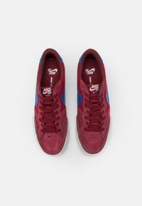 Nike SB ZOOM POGO PLUS - Sneakers low - team red/hyper royal/dark team red/light bone