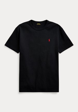 Must have lühikeste varrukatega must puuvillane T-särk, ümmargune kaelus ja väike punane tikitud logo vasakul rinnal. Sile tekstuur, lõdva disainiga.