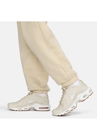 Nike Sportswear W NSW CLUB FLC MR PANT OS - Träningsbyxor - sand drift white