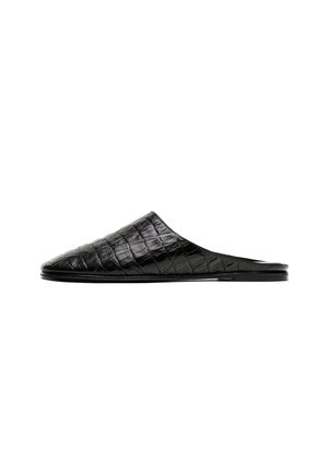 Mule noire à enfiler avec un bout pointu et une tige en cuir texturé crocodile, semelle plate et dos ouvert.