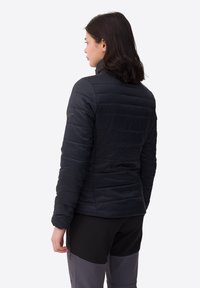 Schwarze Pufferjacke mit gestepptem Design, hohem Kragen und horizontalen Nähten. Verfügt über ein Logo-Accento am linken Ärmel. Weiches, leichtes Material.