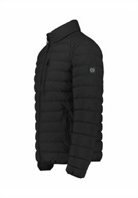 Schwarze gesteppte Pufferjacke mit hohem Kragen, Reißverschluss-Brusttasche und Seitentaschen. Mit einem Logo-Patch am linken Ärmel.