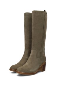 Bottes en suède hauteur genou de couleur vert olive avec un bout arrondi et un talon en bois épais. Présente des accents cousus sur les côtés.