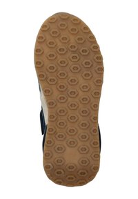 Suola di scarpa con un motivo esagonale in gomma marrone, con una superficie piana e testurizzata per la trazione; il lato mostra materiali in tessuto blu e bianco.