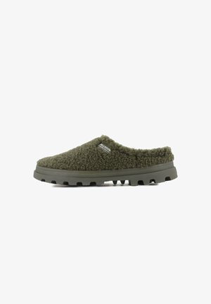 Des chaussures slip-on vert olive avec une texture duveteuse, une semelle en caoutchouc et un léger talon. Présente une étiquette de logo sur le côté.