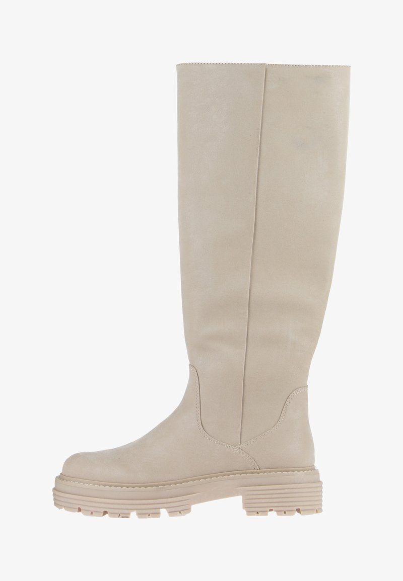 Botte haute en cuir beige avec bout arrondi, détails de coutures et semelle épaisse texturée.