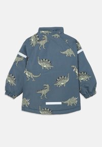 Giacca blu impermeabile con stampa di dinosauri, dotata di polsini elastici e una striscia riflettente sul retro per una maggiore visibilità.
