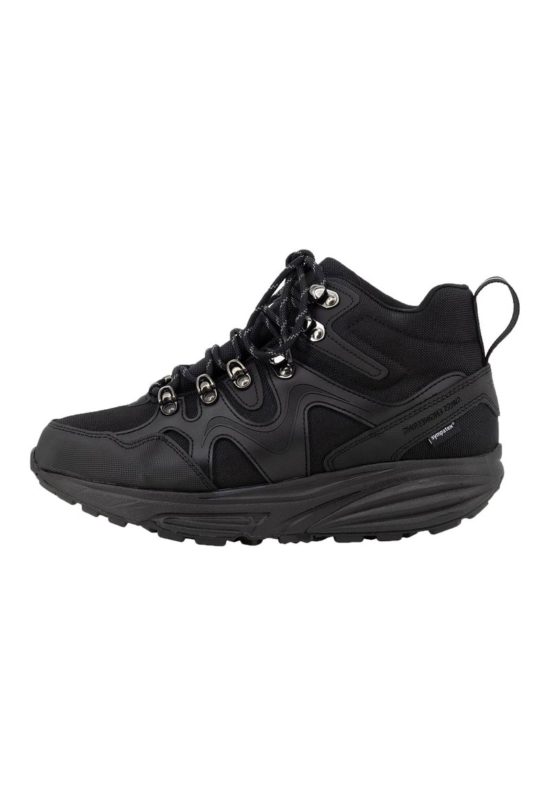 Chaussures de randonnée noires avec une tige en matériaux mixtes, incluant un tissu synthétique et des accents en caoutchouc. Présente des œillets métalliques et une semelle texturée.