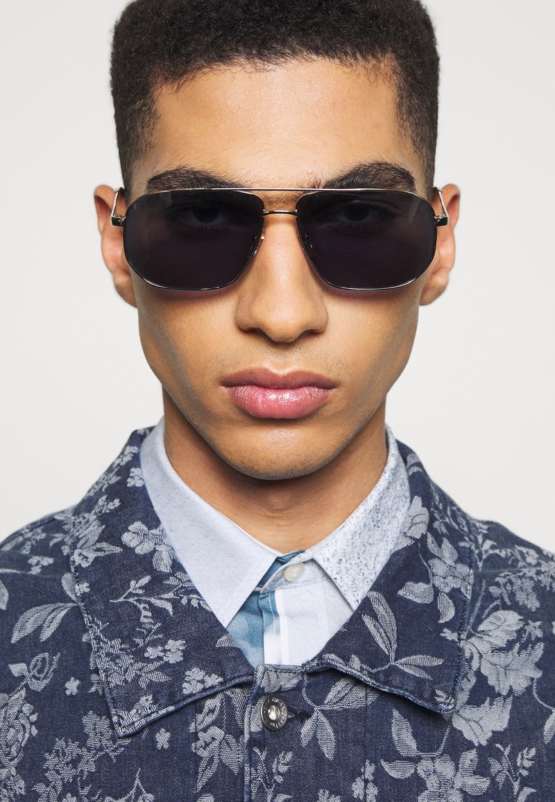 Herren Mützen, Hüte & Caps | MCM UNISEX Sonnenbrille shiny gold-coloured/goldfarben - RB02565 Herren Mützen, Hüte & Caps | MCM UNISEX Sonnenbrille shiny gold-coloured/goldfarben - RB02565