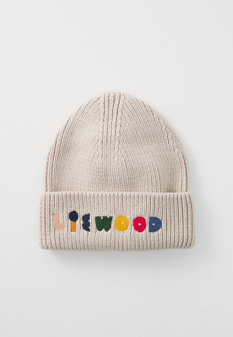 Bonnet en mailles beige clair avec un revers, présentant des lettres "LIEWOOD" multicolores dans diverses teintes sur le bandeau.