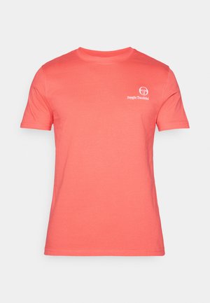 Korallfärgad t-shirt med kort ärm i bomull. Har en rundad halsringning och en liten vit logotyp på bröstet. Slät textur, normal passform.