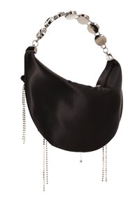 Černá kabelka z atlasu ve tvaru půlměsíce, s rukojetí ze stříbrného kovového řetězu a závěsnými akcenty připomínajícími krystaly pro zvýraznění detailů.
