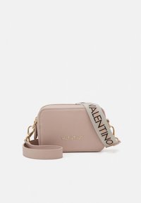 Mazs taisnstūrveida rožaina Valentino pleca soma ar zelta detaļām un noņemamu bēša krāsas siksnu ar melniem uzrakstiem "Valentino".