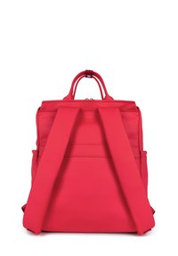 Sac à dos rouge avec deux bretelles et une poignée sur le dessus ; texture lisse ; dispose d'une fermeture zippée et de poches latérales externes.