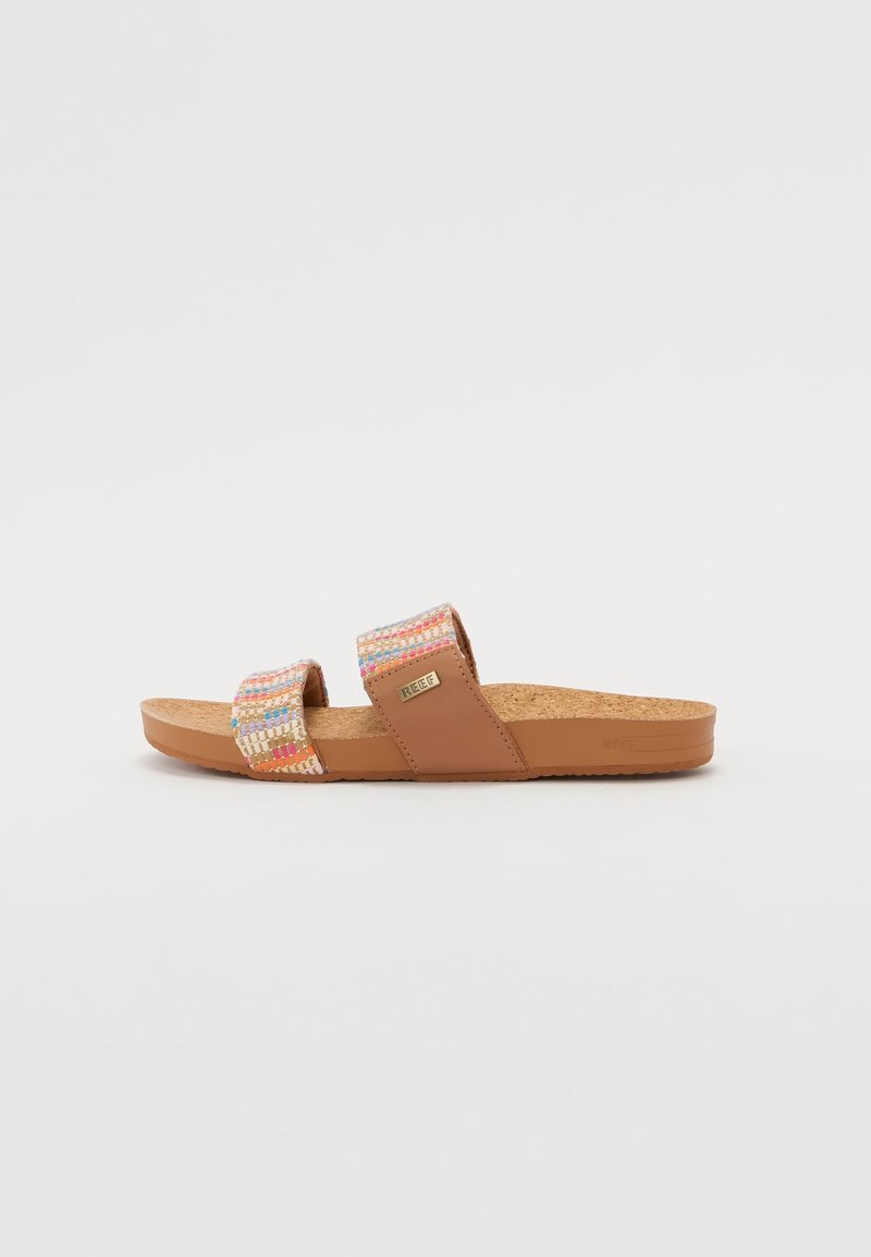 Sandale slide marron avec semelle en liège et deux sangles en tissu tissé multicolore, l'une affichant une petite étiquette de marque métallisée.