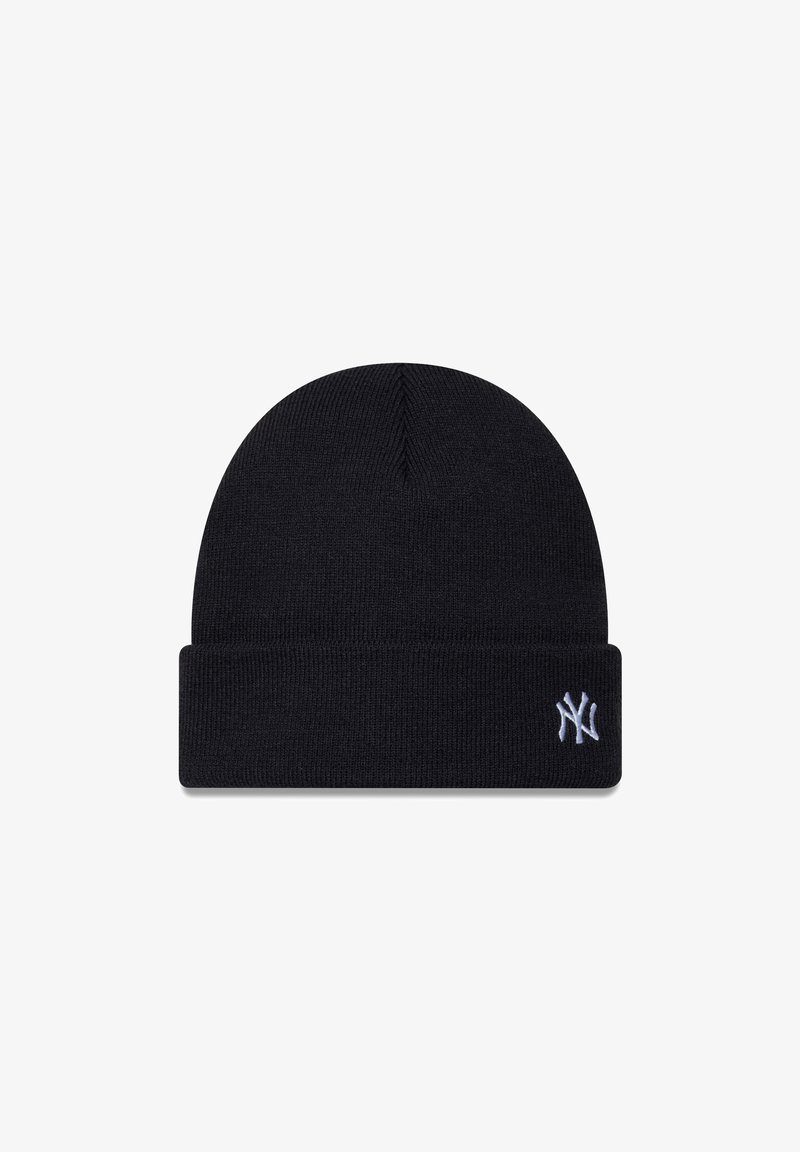 Gorro de lana negro con puño doblado, que presenta un pequeño logo blanco bordado en el lateral. Textura suave y diseño simple y redondeado.
