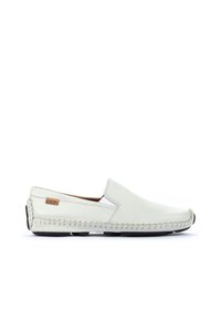 Weiße Leder-Slipper mit kontrastierenden Nähdetails, weicher Textur, abgerundeter Zehenpartie und einem kleinen Logoakzent an der Seite.