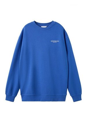 Blaues Sweatshirt mit Rundhalsausschnitt und langen Ärmeln, Rippbündchen und dem Schriftzug "MEDITERRÁNEO Beach Club" auf der linken Brust.