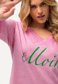 Ulla Popken COL EN V ET MANCHES 3/4 SALUT TEINTURE À FROID COLD DYED
 - Langærmet T-shirt - pink