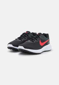 Czarne buty sportowe z oddychającą siateczką, czerwonymi akcentami i białą podeszwą środkową. Posiadają teksturowaną gumową podeszwę zewnętrzną zapewniającą przyczepność.