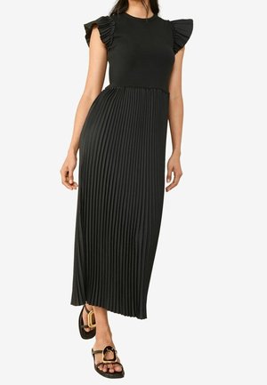 Zwarte jurk met een nauwsluitend bovenstuk met gerimpelde mouwen en een geplisseerde rok. De stof heeft een gladde textuur en de jurk komt tot halverwege de kuit.