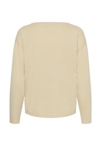 Chemise beige à manches longues avec un large col bateau, épaules tombantes et un tissu léger et lisse. Vue de dos montrant un design simple.