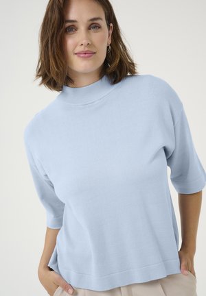 Pull en tricot bleu clair avec un col haut, des manches courtes et une coupe décontractée, doté d'une texture douce et d'un design casual.