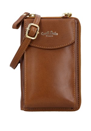 Braune Leder-Armbanduhr-Geldbörse mit vorderer Klappentasche, goldener Schnalle am Riemen und Reißverschluss entlang der Seiten- und oberen Kanten.