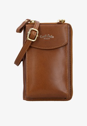 Brązowy skórzany portfel na nadgarstek z przednią kieszenią z klapką, złotą klamrą na pasku oraz zamkiem błyskawicznym wzdłuż bocznych i górnych krawędzi.