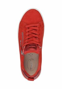 Sneaker in suede rosso con lacci piatti, zip laterale e suola in gomma bianca. Interiormente presenta una soletta imbottita e un dettaglio rotondo del logo. Taglia 37.
