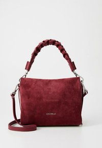 Geantă de mână din piele întoarsă burgundă, cu mâner superior împletit, curea de umăr reglabilă și accesorii argintii. Prezintă un design minimalist și un logo îmbuturat.