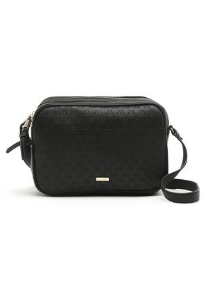 Schwarze rechteckige Crossbody-Tasche mit eingeprägtem Muster, goldenem Reißverschluss, kleinem goldenen Logoplateau und verstellbarem Riemen auf weißem Hintergrund.