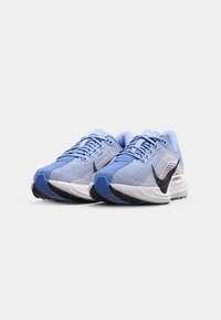 Baskets de course bleu clair avec tige en mesh, logo swoosh noir, semelle intermédiaire blanche et semelle extérieure noire texturée. Comprend des lacets et un intérieur rembourré.