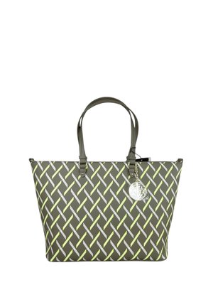 Sac fourre-tout avec un motif de rayures diagonales vert olive, jaune et gris, double poignées et un pendentif logo circulaire argenté suspendu à l'avant.