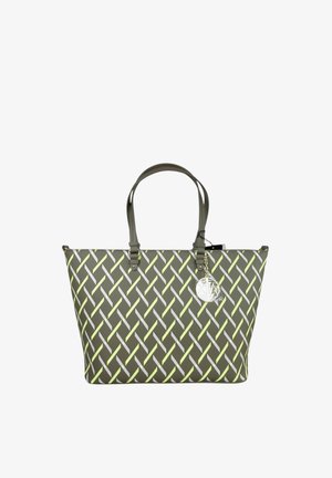 Tote bag met een diagonale streepjespatroon in olijfgroen, geel en grijs, dubbele handvatten en een zilveren ronde logohanger aan de voorkant.