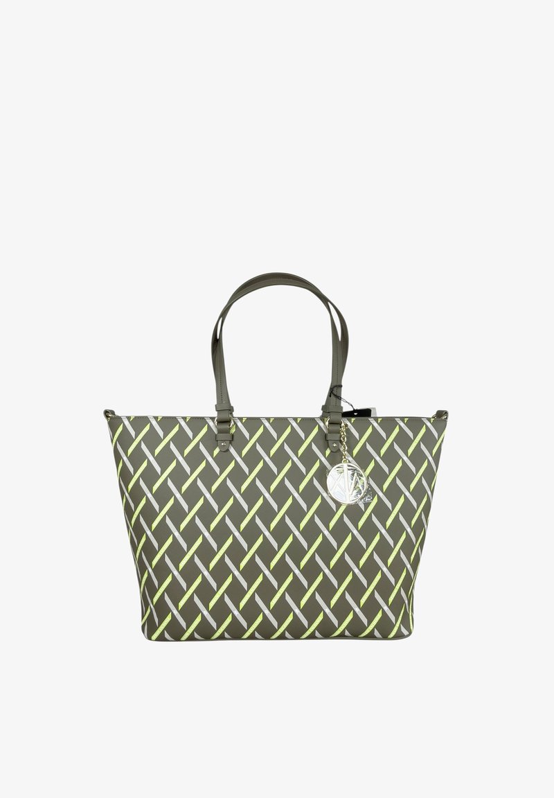 Sac fourre-tout avec un motif de rayures diagonales vert olive, jaune et gris, double poignées et un pendentif logo circulaire argenté suspendu à l'avant.