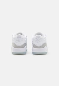 Hvite sneakers med en glatt syntetisk overdel og grå semsket skinn detaljer, lavt design og en gjennomsiktig såle. Bakfra vises logo detalj.