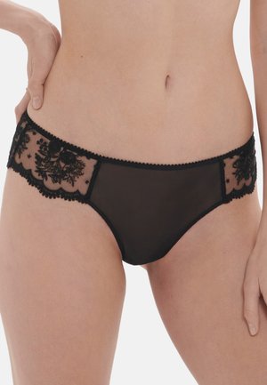 Zwarte kanten slipjes met een doorschijnende gaas voorkant, ingewikkelde bloemenborduursels en golvende randen, voorzien van een zachte elastische tailleband.