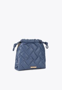 Bolsa de cuero trenzado azul con cierre de cordón, que presenta una textura acolchada y una pequeña placa de metal en la parte frontal.