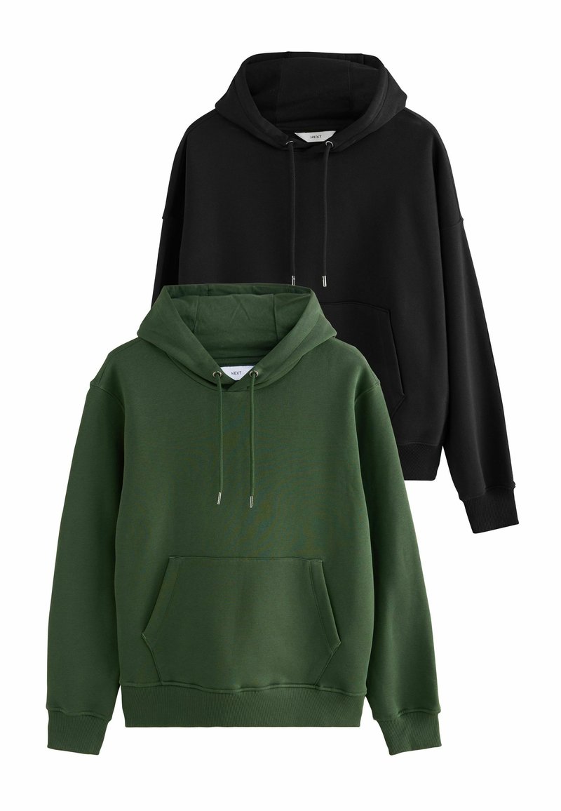 Deux sweats à capuche : un noir et un vert. Les deux ont une poche frontale, des capuchons à cordon réglable et des poignets et ourlets côtelés. Texture de tissu douce.