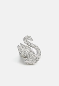 Svandformad ring i silverfärgad metall, prydd med klara, runda rhinstenar för textur och glans, med detaljerade fjädrar. 