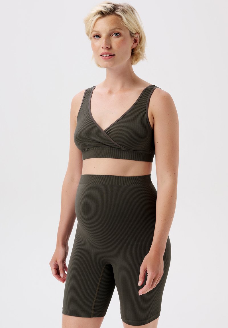 Oliven grøn ribbede graviditet sportsbh og højtaljede shorts sæt, der har et crossover-design og blød elastisk talje.