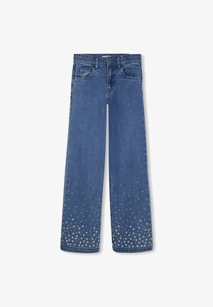 Jean denim bleu à jambes larges avec une finition délavée, orné de clous argentés à l'ourlet, doté de poches avant et d'une fermeture à bouton.