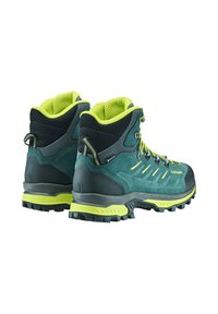 Boots da trekking a mezza altezza in suede teal con accenti neri, lacci giallo vivace e una parte superiore testurizzata. Presentano una suola esterna con trazione resistente.