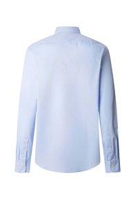 Camisa de manga larga azul claro con cuello abotonado, puños de un solo botón y un acabado de tejido suave y texturizado. Se muestra la vista trasera.