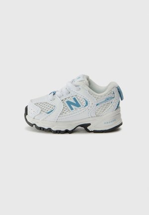 Witte sneaker van mesh en synthetisch materiaal, met blauwe accenten, een gestructureerde zool, ronde teen en vetersluiting.